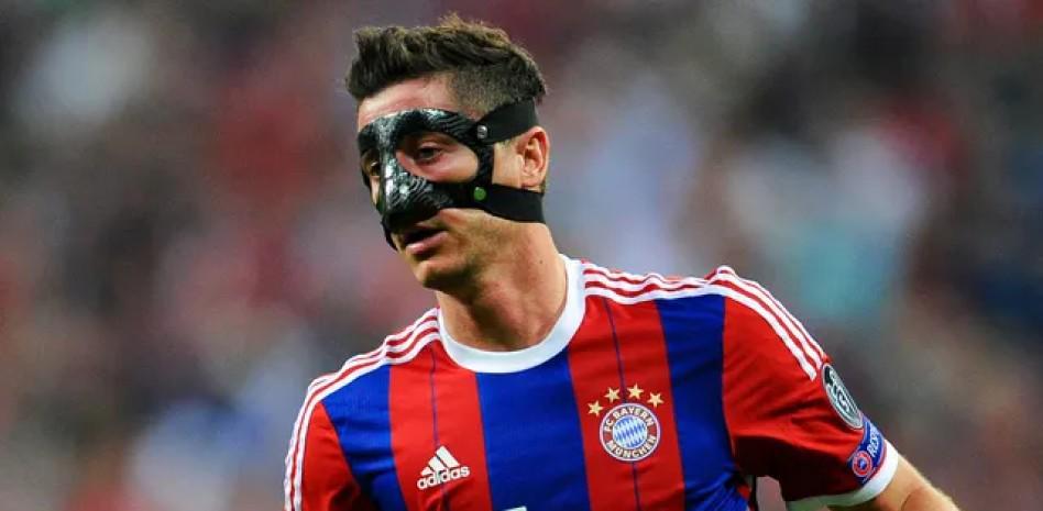 九游官网-莱万上次戴面具：一点也不好受，影响我观察皮球和对手