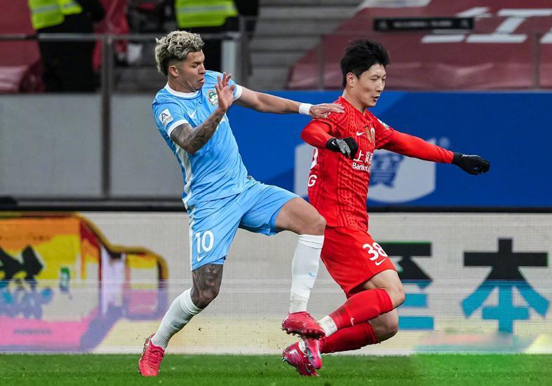 九游游戏-辣眼！中超首轮10大“战犯”大连占4个！球迷：怎么混上主力的？